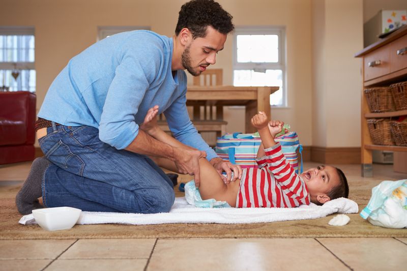 Vader worden: Hoe bereid je je voor op het vaderschap? 2 Afbeelding Vader-baby luier verschonen